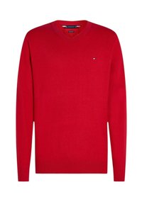 Maglione rosso a collo a V realizzato in morbido tessuto a maglia. Presenta maniche lunghe, polsini e orlo a coste, e un piccolo logo sul petto.