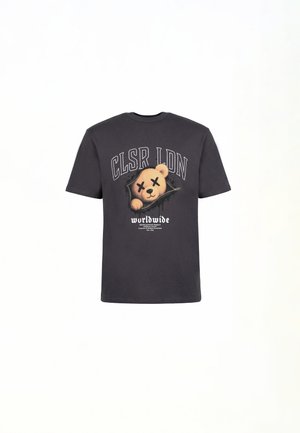 Melna īsroku t-krekls ar lāča sejas grafiku ar X acīm, virs lāča uzraksts "CLSR LDN" un zemāk "worldwide".