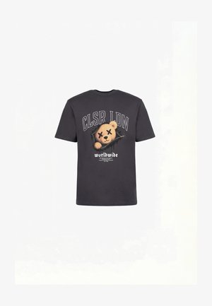 Melna īsroku t-krekls ar lāča sejas grafiku ar X acīm, virs lāča uzraksts "CLSR LDN" un zemāk "worldwide".