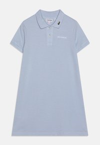 Robe polo bleu clair en coton, avec des manches courtes, un col, une patte de boutonnage et un petit logo crocodile vert sur la poitrine.
