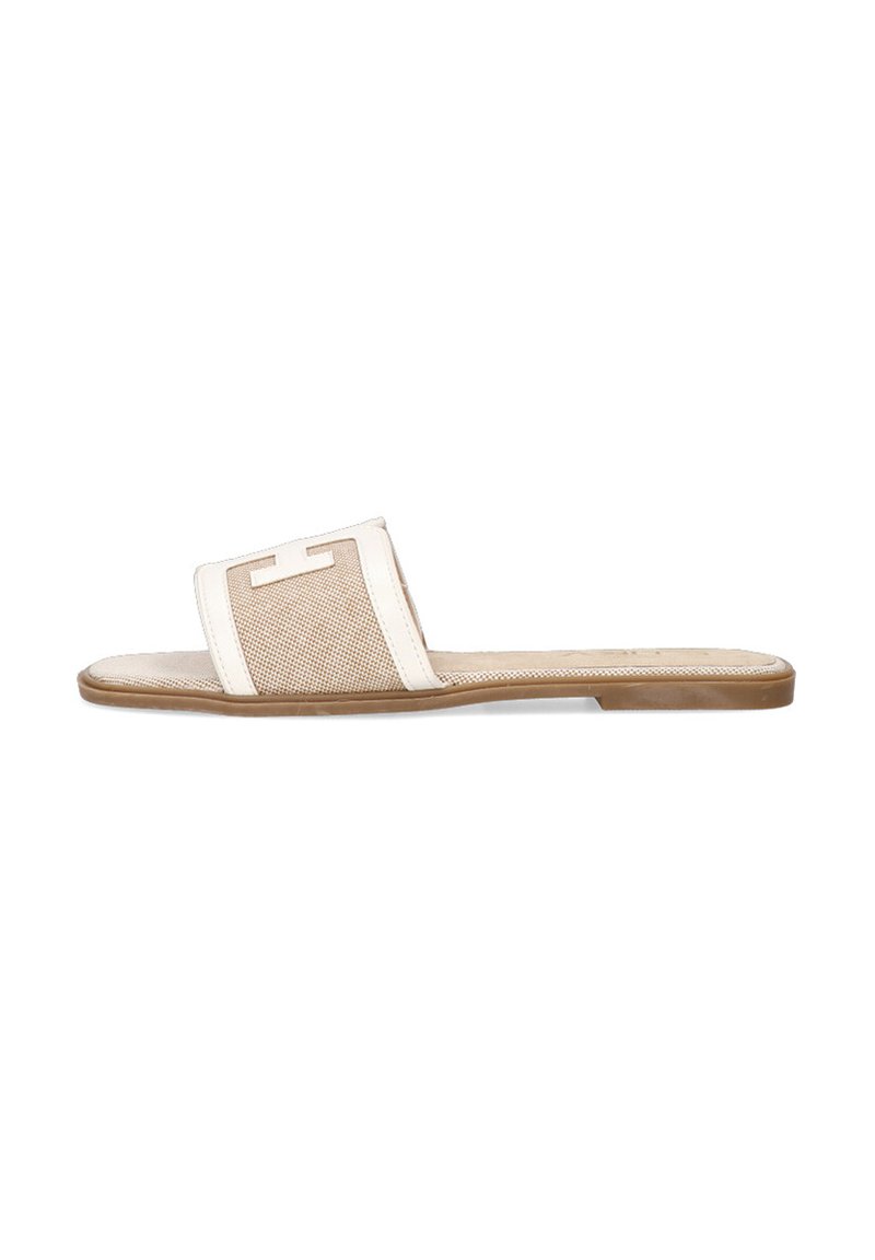 Sandalia deslizante marrón claro con una correa de malla texturizada con acentos blancos y una suela lisa, diseñada con punta abierta y tacón plano.