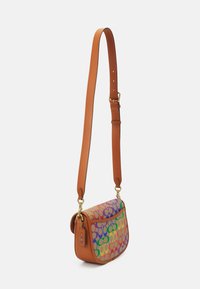 Borsa a tracolla in pelle marrone chiaro con un motivo circolare multicolore sulla parte anteriore. Presenta una singola tracolla regolabile e dettagli in metallo dorato.
