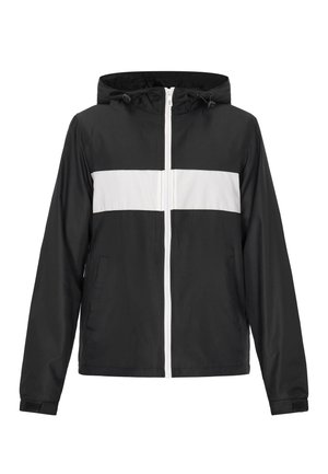 Zwarte lichtgewicht jas met een witte horizontale streep over de borst, voorzien van een capuchon, een voorrits en zijzakken.