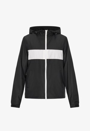 Schwarze, leichte Jacke mit einem weißen horizontalen Streifen über der Brust, ausgestattet mit einer Kapuze, einem Reißverschluss vorne und Seitentaschen.
