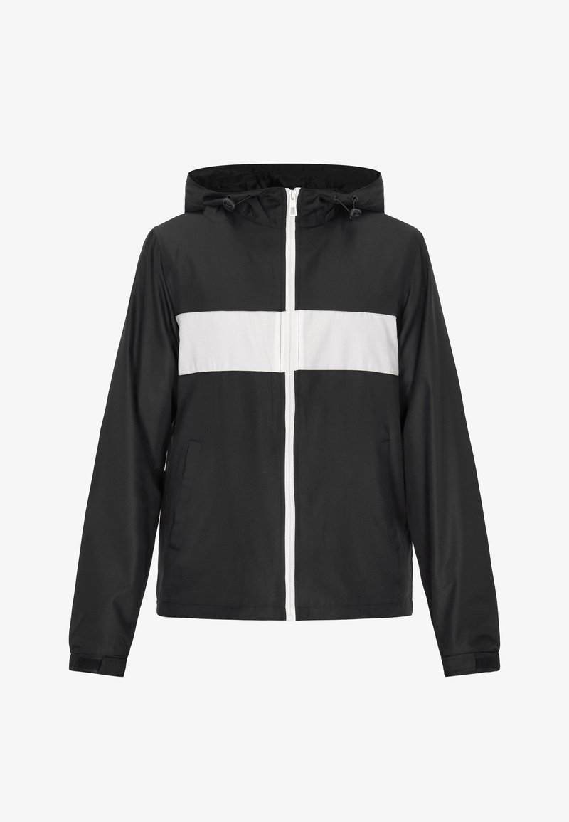 Sorte letvægtsjakke med en hvid vandret stribe hen over brystet, har hætte, frontlynlås og sidelommer.