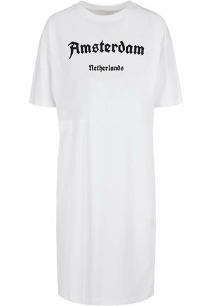 Hvid oversized t-shirt kjole med sort trykt tekst "Amsterdam" og "Holland" i fed skrift. Klassisk rund halsudskæring, korte ærmer.