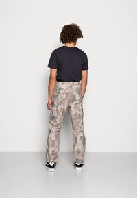 Carhartt WIP PANT COLUMBIA  - Calças cargo - camo tide thyme rinsed