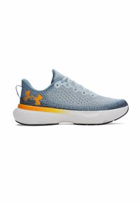Baskets de sport bleu clair avec une tige en mesh, semelle blanche et accents orange. Présente une forme arrondie et des motifs texturés à la surface.