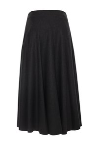 Jupe plissée noire avec un design long et fluide. Fabriquée en tissu texturé présentant de fines rayures verticales. Sans fermetures visibles.
