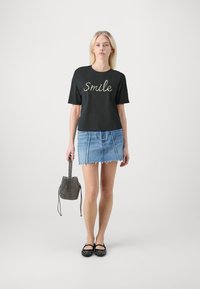 ONLY ONLAMY PEARL BOX - Trükipildiga T-särk - black