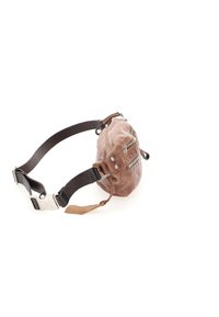 Sac banane en cuir marron avec une finition texturée, zips argentés et sangle noire réglable. Comprend une petite étiquette en tissu pour le branding.