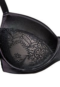 Czarny biustonosz wykonany z gładkiego satynowego materiału z koronkowym pokryciem miseczek, misternym kwiatowym wzorem oraz regulowanymi ramiączkami.