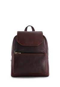 Brun læderrygsæk med klaplukning, frontlynlåslomme, topstrop og logoindtryk på klappen. Struktureret overflade.