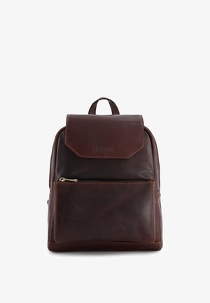 Bruine leren rugzak met een klep als sluiting, een voorvak met rits, een bovenste handvat en een logo dat in de klep is geperst. Textuur aan de oppervlakte.