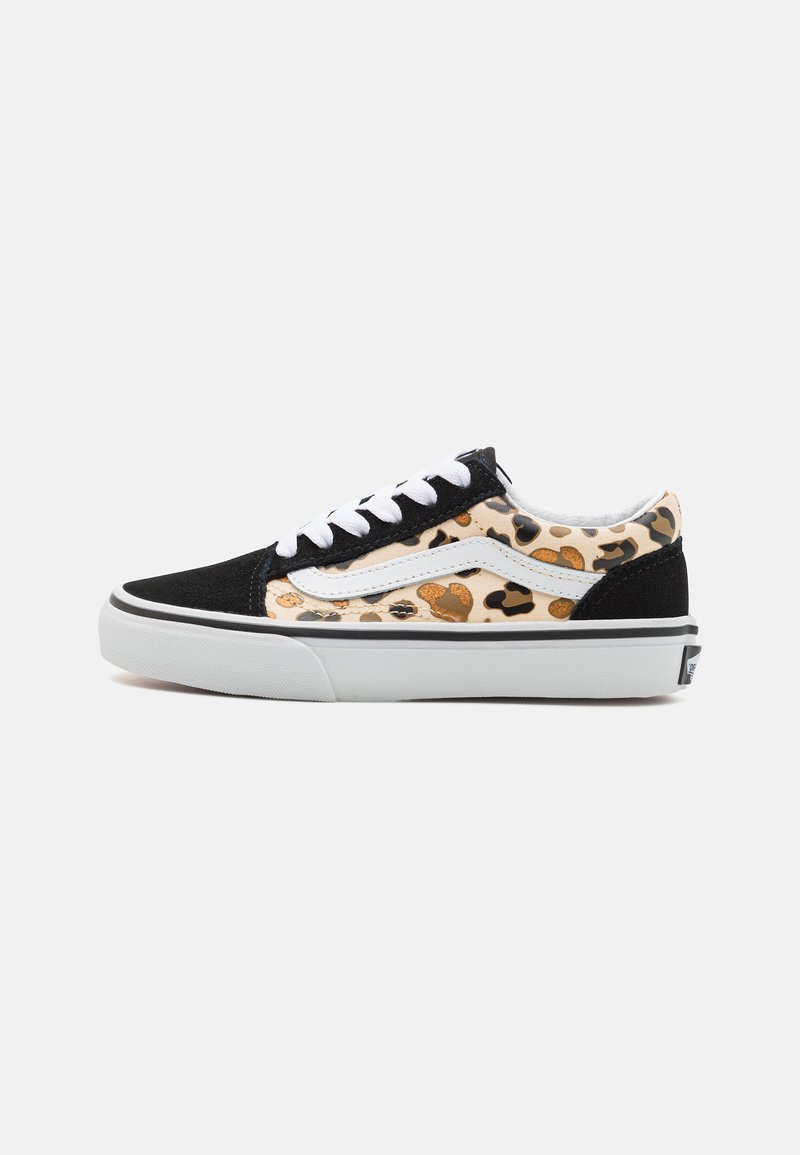 Schwarze Leinensneaker mit Leopardenmuster-Akzenten, weißen Schnürsenkeln und einer weißen Zwischensohle. Hat eine klassische Low-Top-Silhouette und eine Gummisohle.