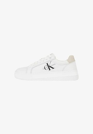 Zapatillas blancas elaboradas en cuero suave, con un diseño de corte bajo, cierre con cordones y un acento en el talón beige que muestra el logo de "Calvin Klein Jeans".