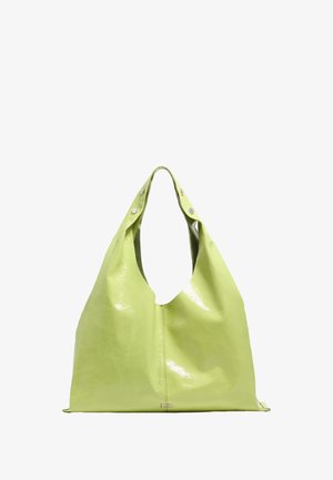 Jasnozielona skórzana torba typu hobo o wysokim połysku, szerokim pasku na ramię i centralnym szwie. Zawiera srebrne detale z zatrzaskami.