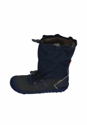 Marine-Stiefel mit einem Obermaterial aus Stoff, Gummisohle und verstellbarem Bund. Verfügt über zwei Paar Riemen auf der Vorderseite und ein Logotag an der Seite.