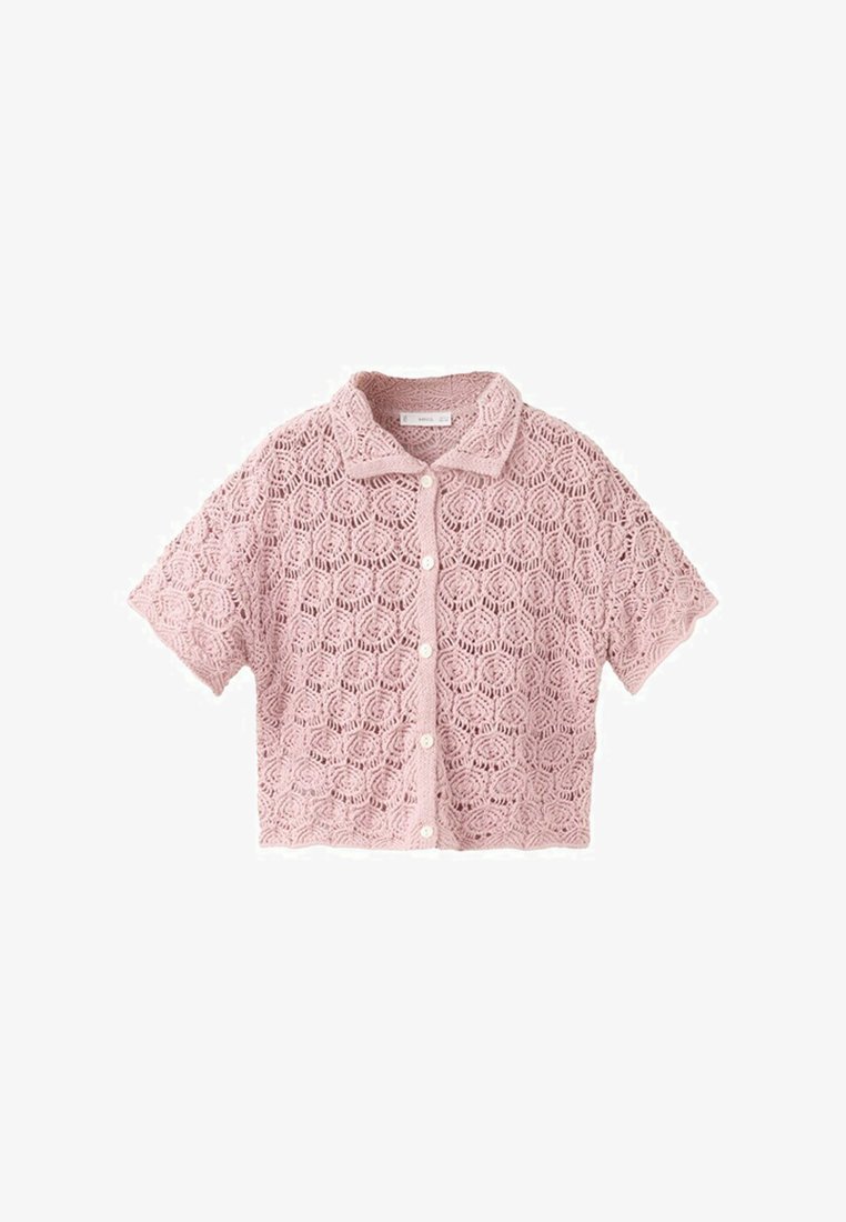Jasnoróżowy, krótki sweterek na szydełku z krótkimi rękawami, białymi guzikami i małym kołnierzykiem, ozdobiony okrągłym wzorem koronkowym.