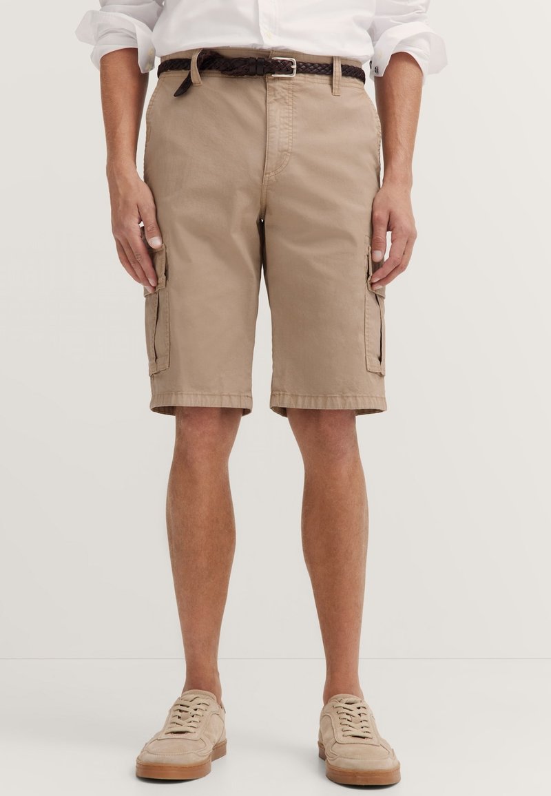 Beige Baumwoll-Cargo-Shorts mit zwei Seitentaschen, einem gewebten braunen Gürtel und einem lässigen Schnitt, der knapp über dem Knie endet. Strukturierten Stoff.