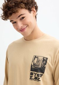 INSIDE PRINT GRÁFICO EN LAS MANGAS - Camiseta de manga larga - beige