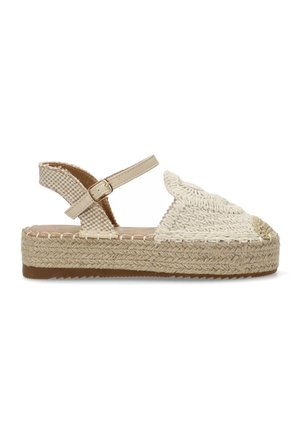 Sandalia de esparto trenzada beige con un revestimiento texturizado, plataforma de yute trenzado y correa ajustable en el tobillo. Presenta una puntera redondeada y acentos decorativos.