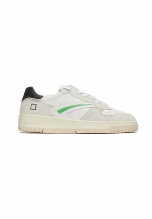 Zapatillas de piel blanca con acentos en verde y crema, con un talón negro y paneles texturizados. Diseño clásico de cordones y suela de goma.