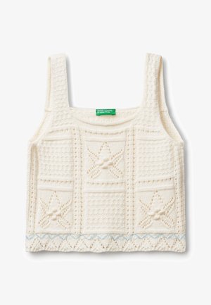Pletený bílý crop top s čtvercovými vzory, motivy hvězd a krajkovým lemem. Má široké ramínka a zelenou značkovou etiketu na výstřihu.