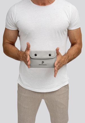 Pochette grise avec fermeture à rabat, dotée de boutons-pression noirs et d'un logo. Texture lisse et design rectangulaire pour un rangement pratique.