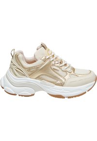 Baskets chunky beiges et dorées avec des lacets blancs, panneaux en maille, épaisse semelle blanche et semelle brune, vue de côté.
