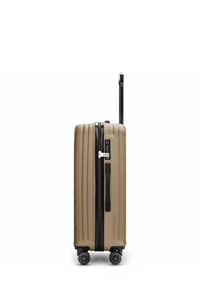 Hartschalenkoffer in Beige mit vertikalen Rillen, schwarzem Reißverschluss und Griff. Verfügt über vier Räder für Mobilität und ein Zahlenschloss.