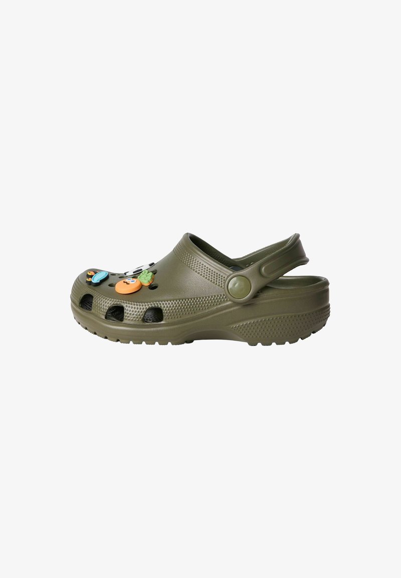 Sabot vert olive avec bride arrière réglable, trous d'aération et trois breloques de chaussures colorées sur le thème des dessins animés à l'avant.