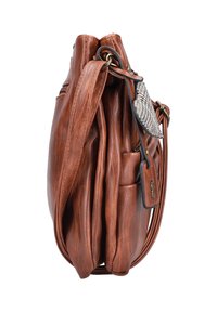 Borsa a mano in pelle marrone con una texture morbida, caratterizzata da un design plissettato, un'etichetta decorativa rimovibile e una tracolla regolabile.