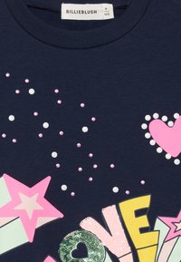 Sudadera azul marino con diseños de estrellas y corazones multicolores, acentos de purpurina y la palabra "AMOR" en letras en negrita y texturizadas.