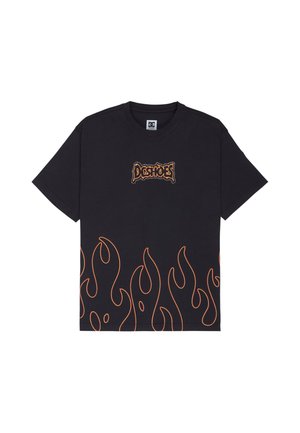 Czarna koszulka z krótkim rękawem z pomarańczowymi konturami ognia u dołu oraz małym pomarańczowym logo "DC SHOES" w czcionce w stylu płomienia na piersi.