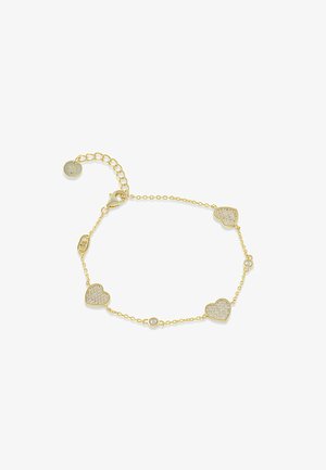 Bracciale a catena d'oro con tre piccoli motivi a forma di cuore e due pietre rotonde trasparenti, con chiusura a moschettone e maglie regolabili.