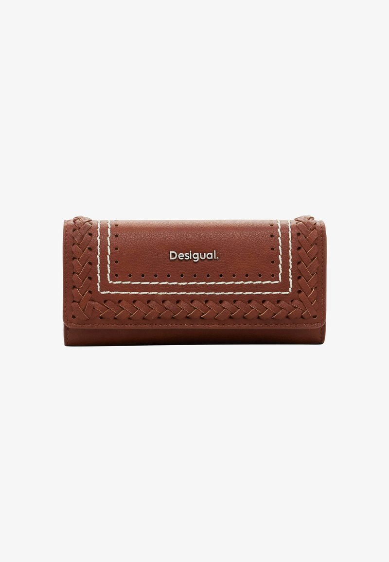 Portefeuille en cuir marron avec un design tressé, coutures blanches et un logo argenté. Présente une forme rectangulaire et une texture lisse.