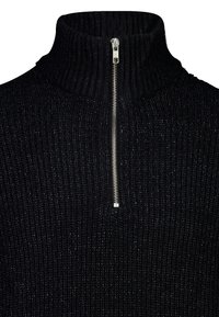 Maglione nero lavorato a maglia con colletto alto a coste e chiusura con zip argentata sul davanti. La texture è spessa e calda.