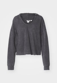 Hoodie noir coupé dans un tissu texturé avec un grand col et des épaules tombantes. Doté de manches longues et d'un détail de logo subtil.
