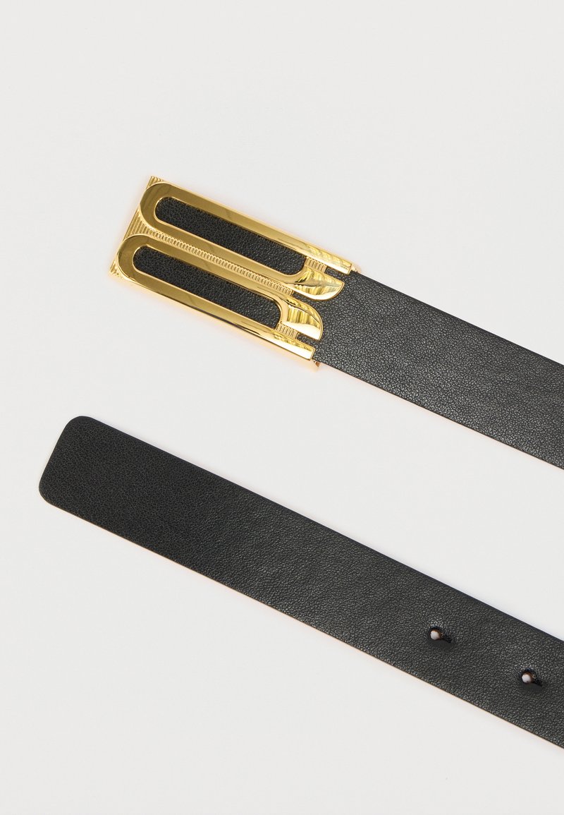 Ceinture en cuir noir à surface texturée, dotée d'une boucle dorée avec des détails découpés et une finition lisse.