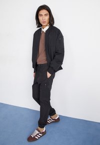 adidas Originals Cargobyxor - black