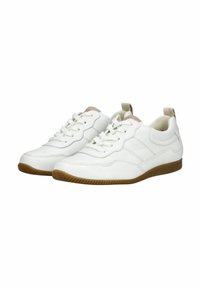 Sneakers bianchi in pelle con finitura testurizzata, dotati di suole in gomma marrone chiaro, chiusura con lacci e linguetta sul tallone.