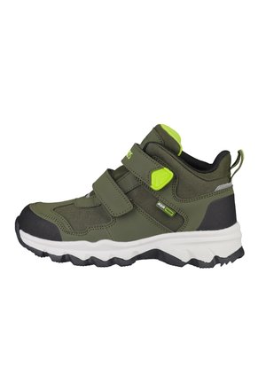 Grüne Mid-Top-Schuhe mit schwarzen Akzenten, Klettverschluss-Riemen, strukturiertem Stoff, weiße Sohle und einem auffälligen grünen Logodetail.