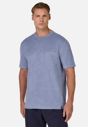 Hellblaues Kurzarm-T-Shirt aus weichem Stoff, mit einer Brusttasche und Rundhalsausschnitt. Glatte Textur mit entspannter Passform.