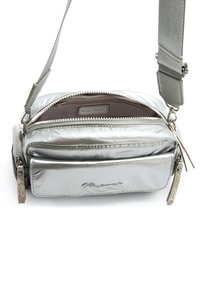 Silberne Nylon-Umhängetasche mit mehreren Reißverschlussfächern, strukturierten Details und einem grauen, verstellbaren Riemen. Mit einem Markenlogo-Tag versehen.