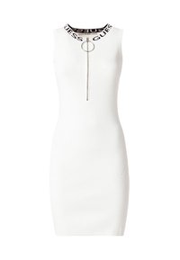 Valkoinen ribattudressi, jossa on korkea kaula-aukko, musta "GUESS"-logo, edessä vetoketju ja hopeinen rengasvuoja. Muotoileva malli.