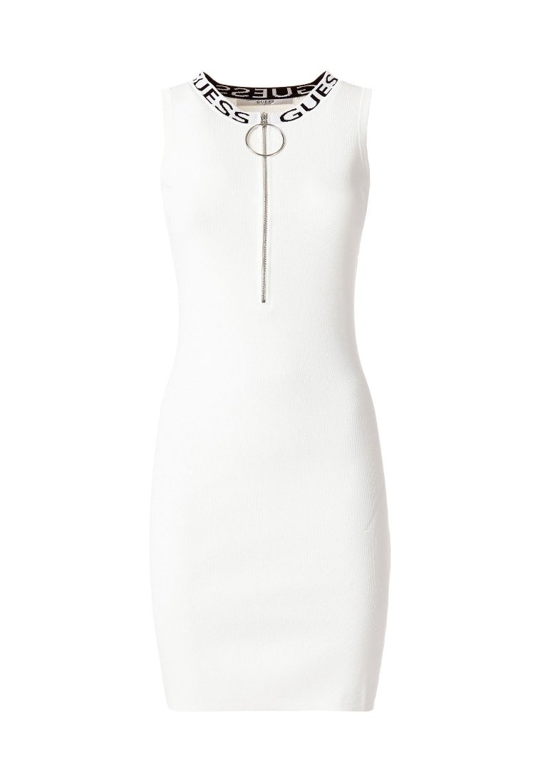 Valkoinen ribattudressi, jossa on korkea kaula-aukko, musta "GUESS"-logo, edessä vetoketju ja hopeinen rengasvuoja. Muotoileva malli.