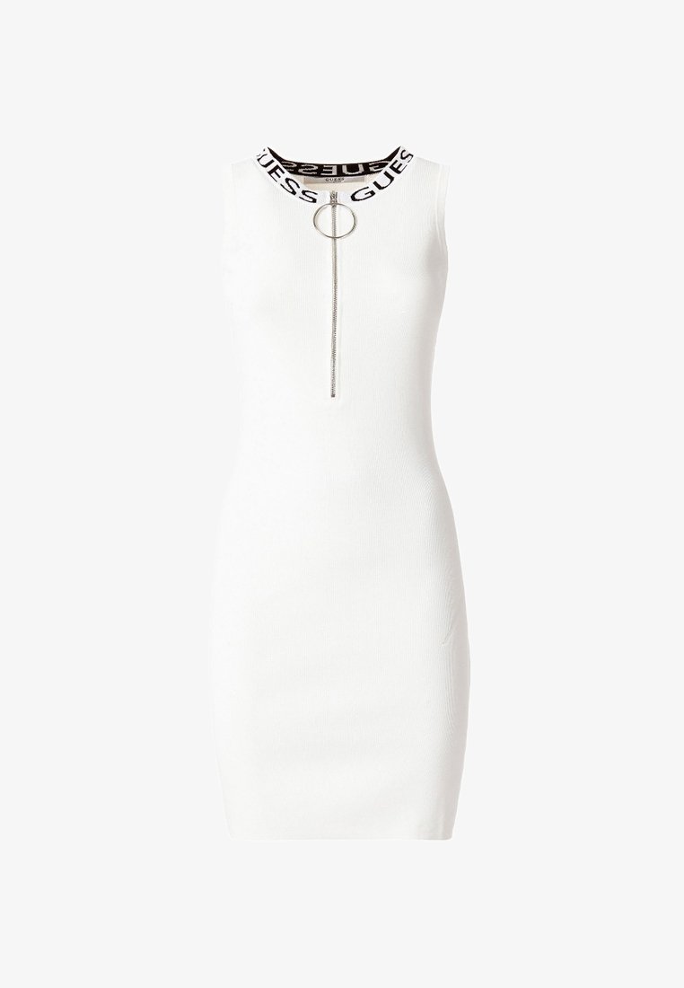 Valkoinen ribattudressi, jossa on korkea kaula-aukko, musta "GUESS"-logo, edessä vetoketju ja hopeinen rengasvuoja. Muotoileva malli.