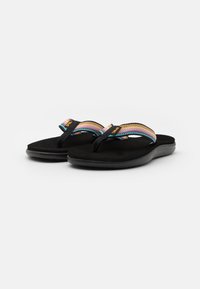 Sorte flip-flops med teksturert såle, stoffremmer med flerfargede striper og et minimalistisk design for komfortabel bruk.