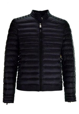Giacca a vento nera con design a cuciture orizzontali, colletto alto e zip frontale completa. Il materiale sembra liscio e leggero.